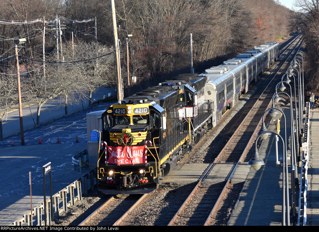 Very last westbound NJT Santa Train trip of the day passing Lincoln Park Station-I took this picture from Comly Rd overpass